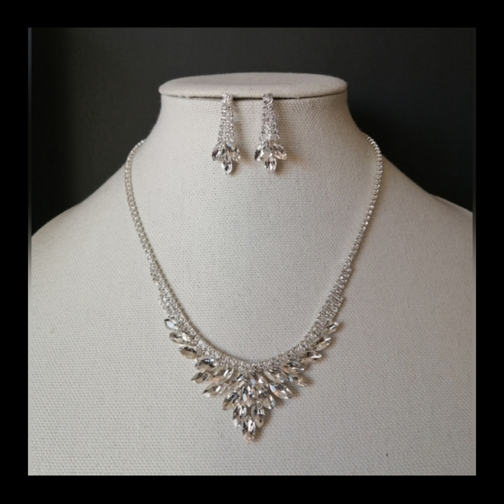 NWT Clear Crystals Burst Silvertone  Collier Necklace Earrings Set Prom Night